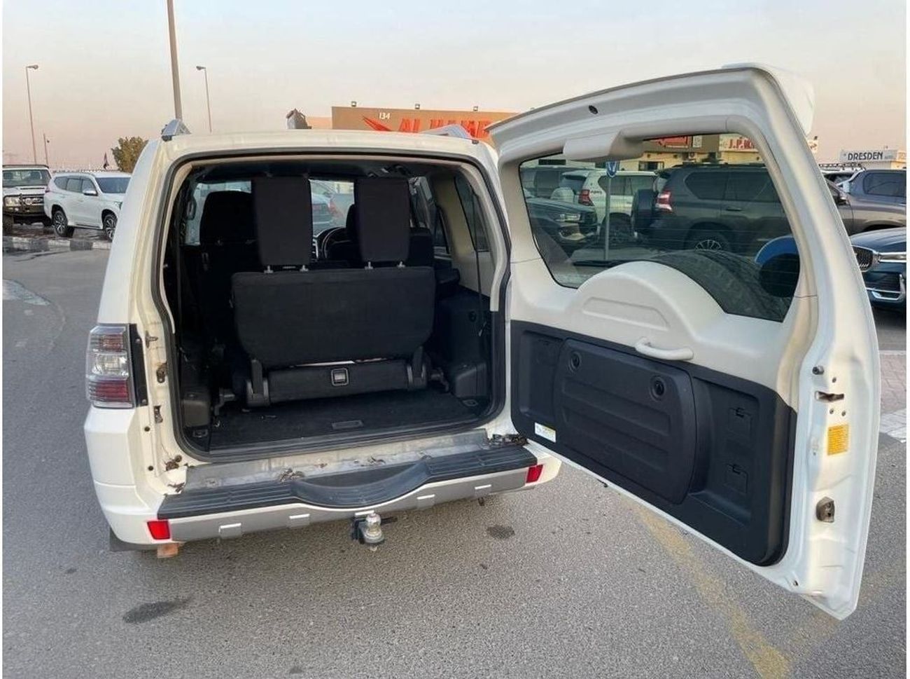 ميتسوبيشي باجيرو Diesel 3.2 Liter Right Hand Drive Automatic 7 Seater Leather sea