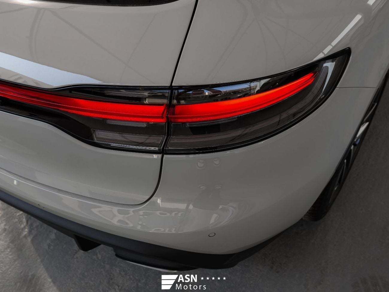 بورش ماكان PURSUING DREAMS EDITION (NON GCC) 2025 2.0 Turbo (Clearance Price)