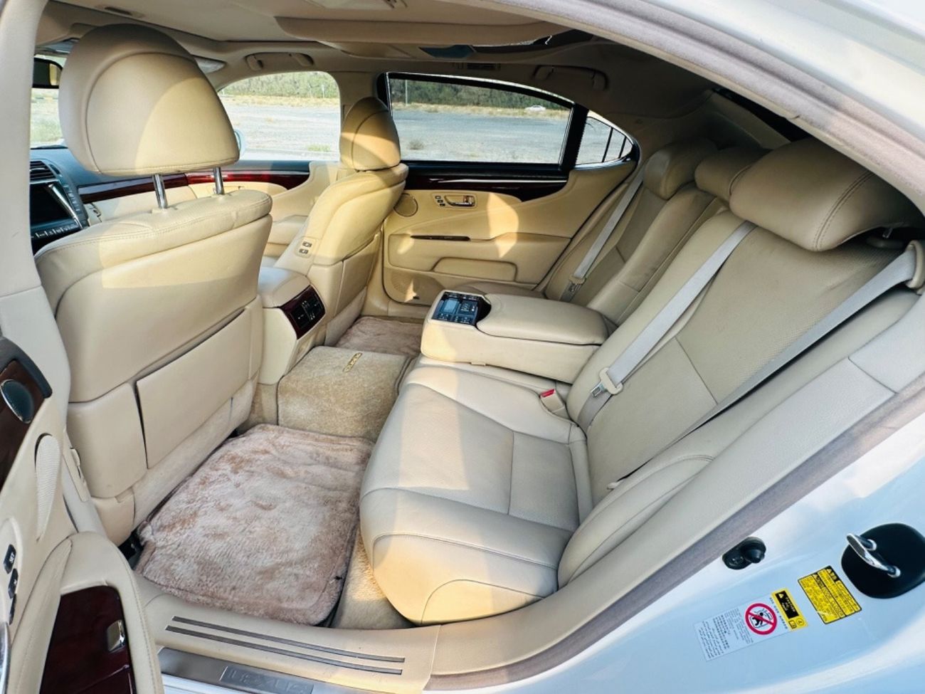 لكزس LS 460 موديل 2009 خليجي فل مواصفات كراسي جلد وفتحه وتحكم كهربي كامل ونظام صوت ممتاز وكاميرا خلفيه