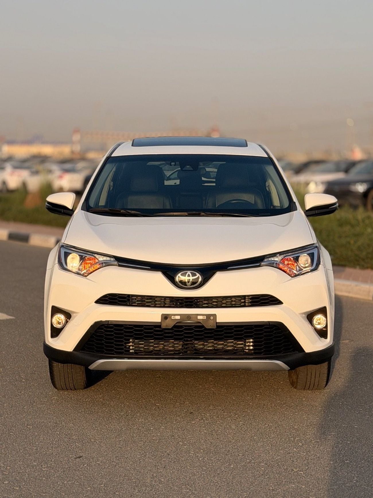Toyota RAV4 XLE 2.5L / Sunroof, leather seats 2018 morel full option