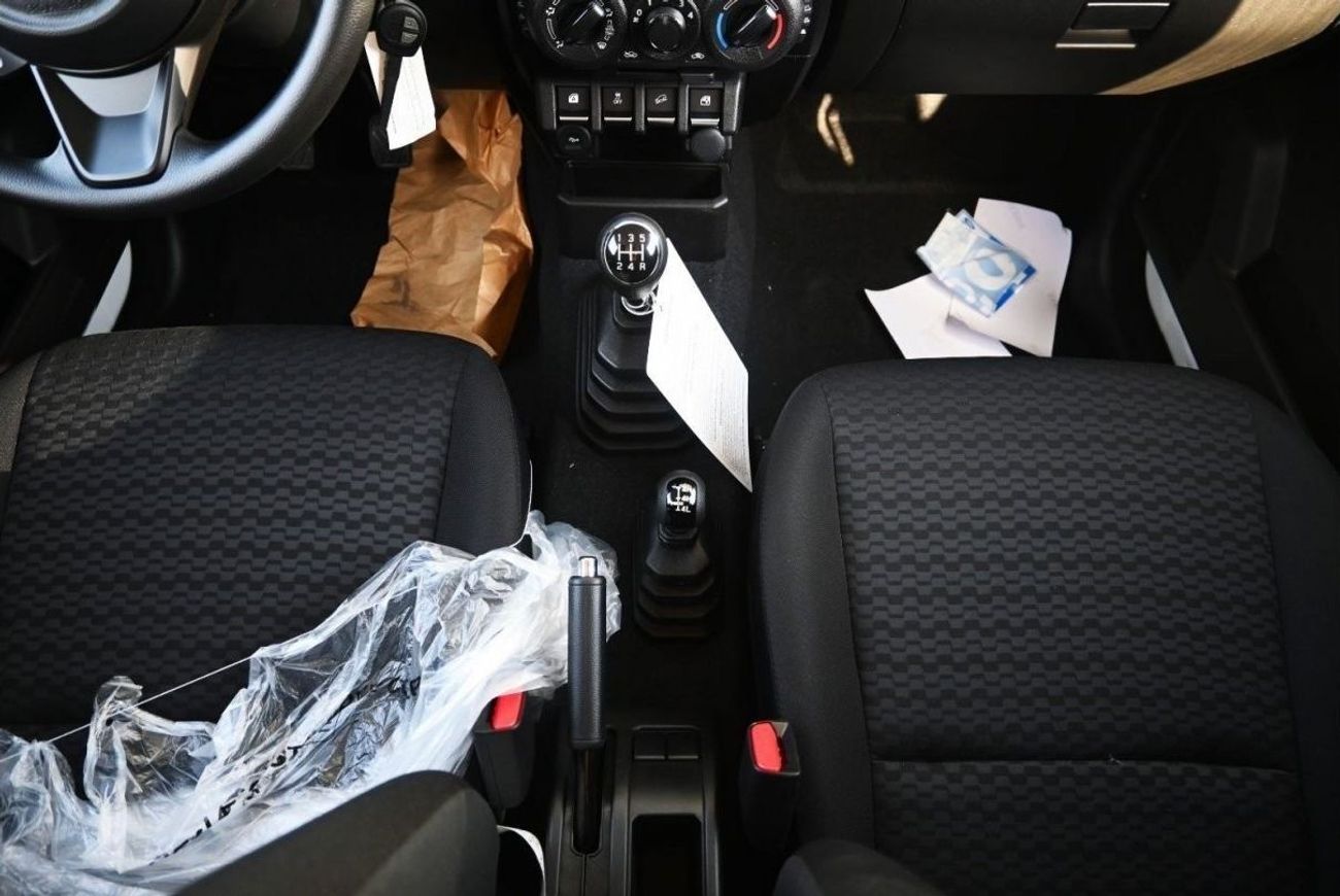 سوزوكي جيمني سوزوكي جيمني موديل 2024 بنزين 1.5 لتر ناقل الحركة يدوي ابيض من الخارج اسود من الداخل