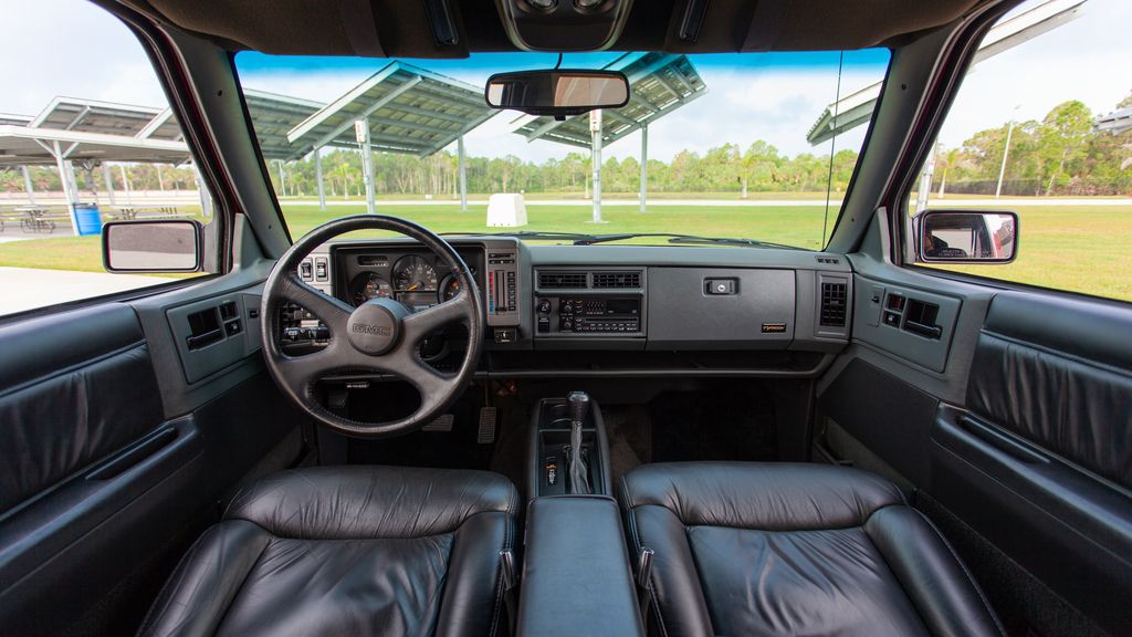 جي أم سي تايفون interior - Cockpit