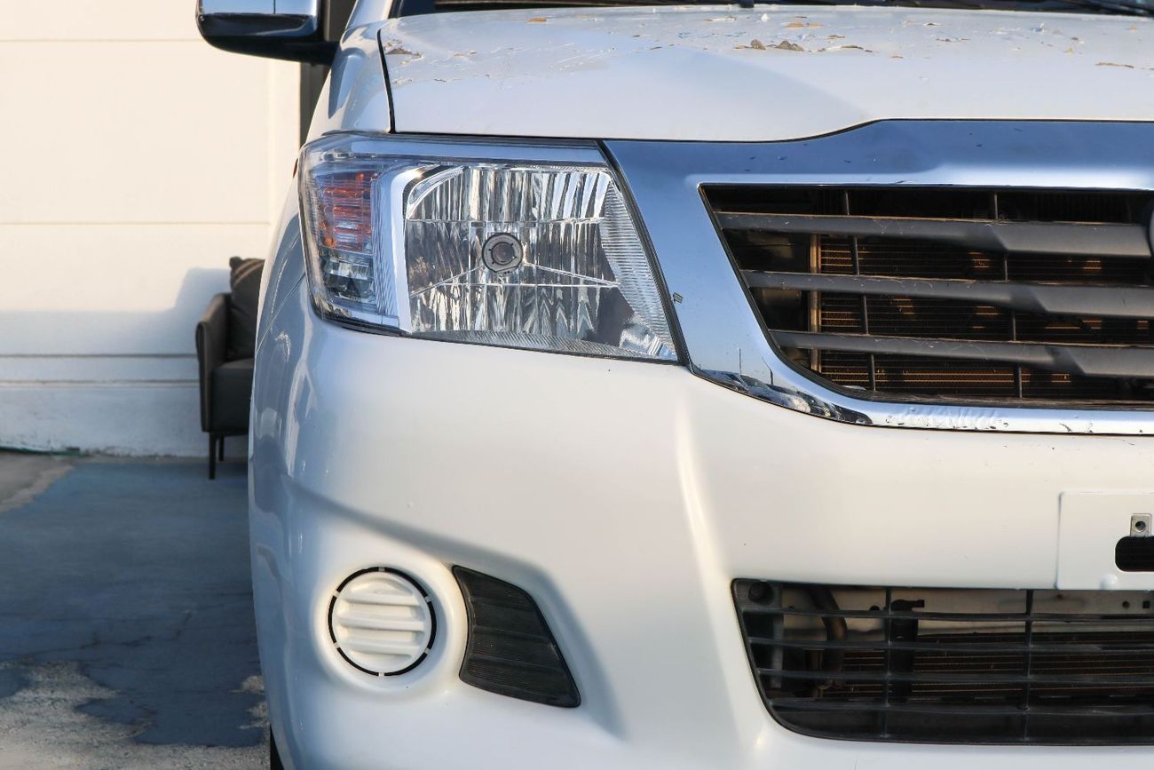 Toyota Hilux toyota hilux 2.7L 2013 model kilometer 6577