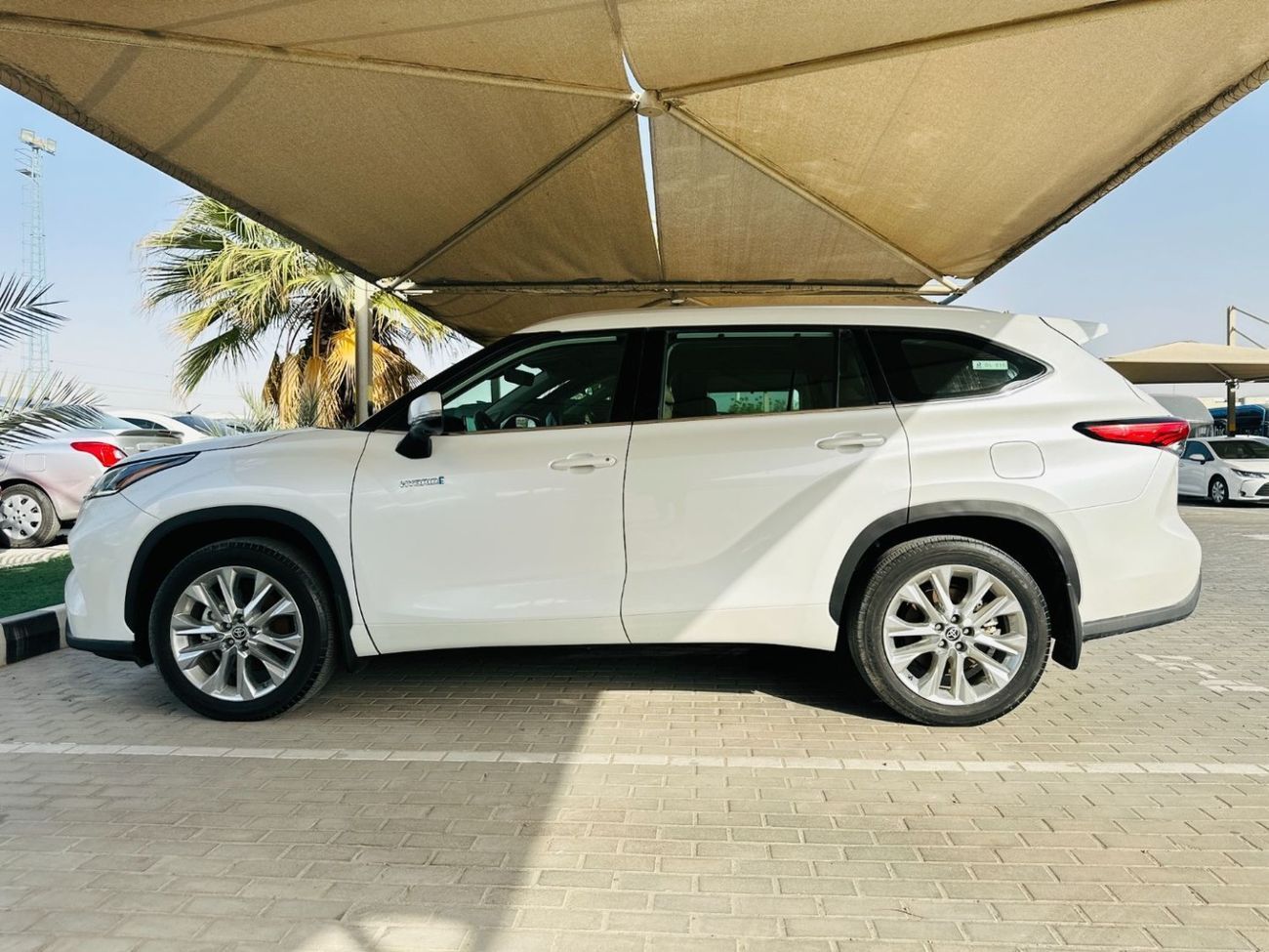 تويوتا هايلاندر 2023 Toyota Highlander VXR - White inside Beige
