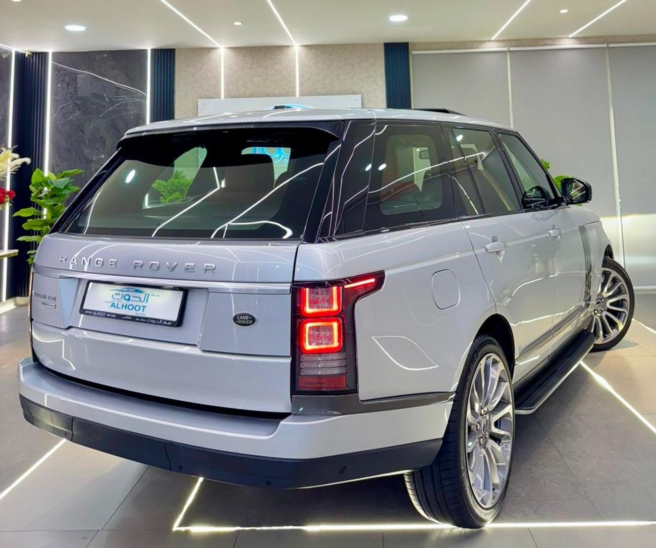 Land Rover Range Rover Supercharged 5.0L LOVELY SUPERCHARGED RR VOGUE V8 || GCC II TOP RANGE || ACCIDENT FREE || LOW MILEAG