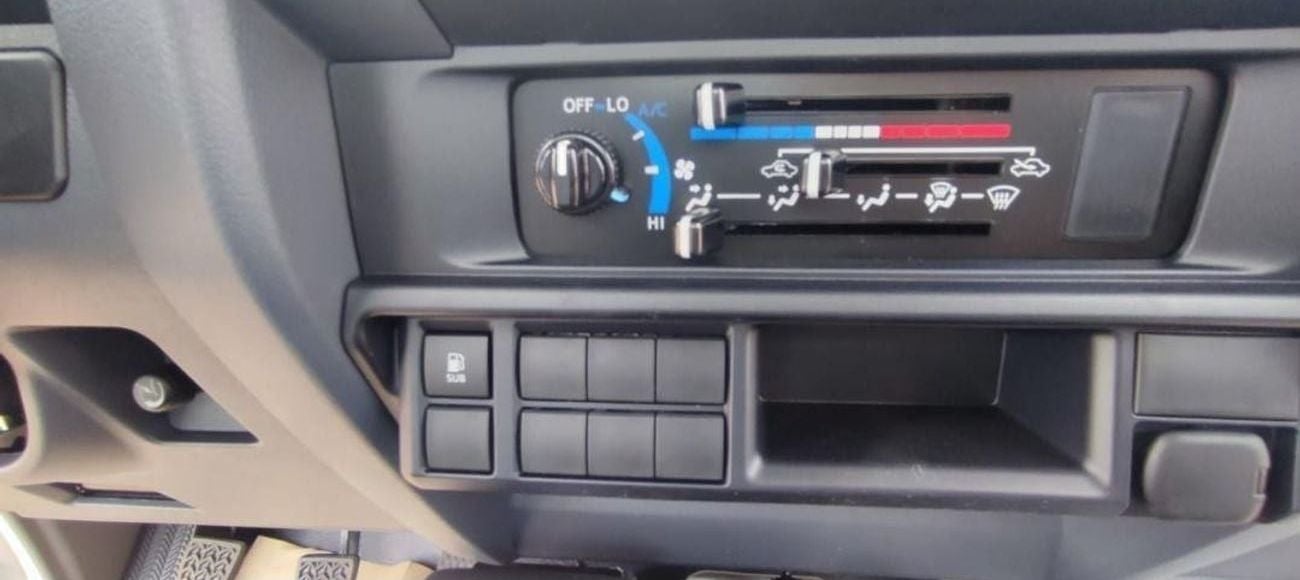 تويوتا لاند كروزر بيك آب 2024 Toyota Land Cruiser LC79 4.2L SC MT Diesel (White-Black)