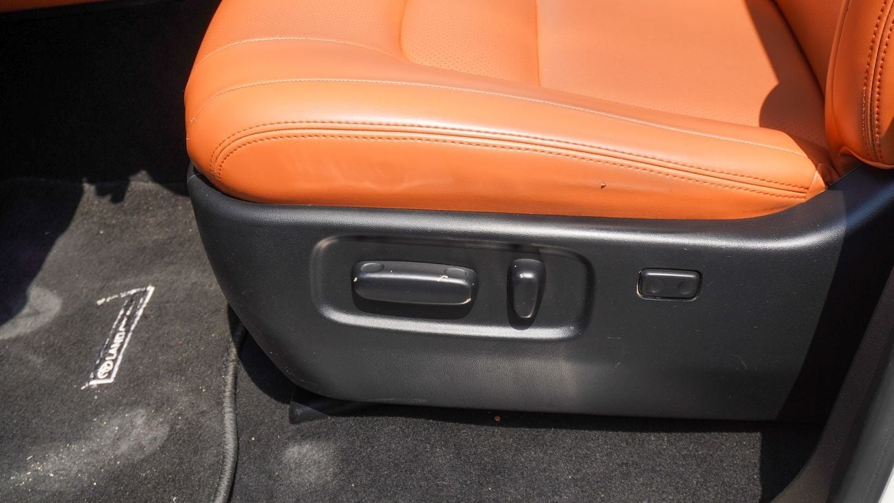 Toyota Land Cruiser GXR V8