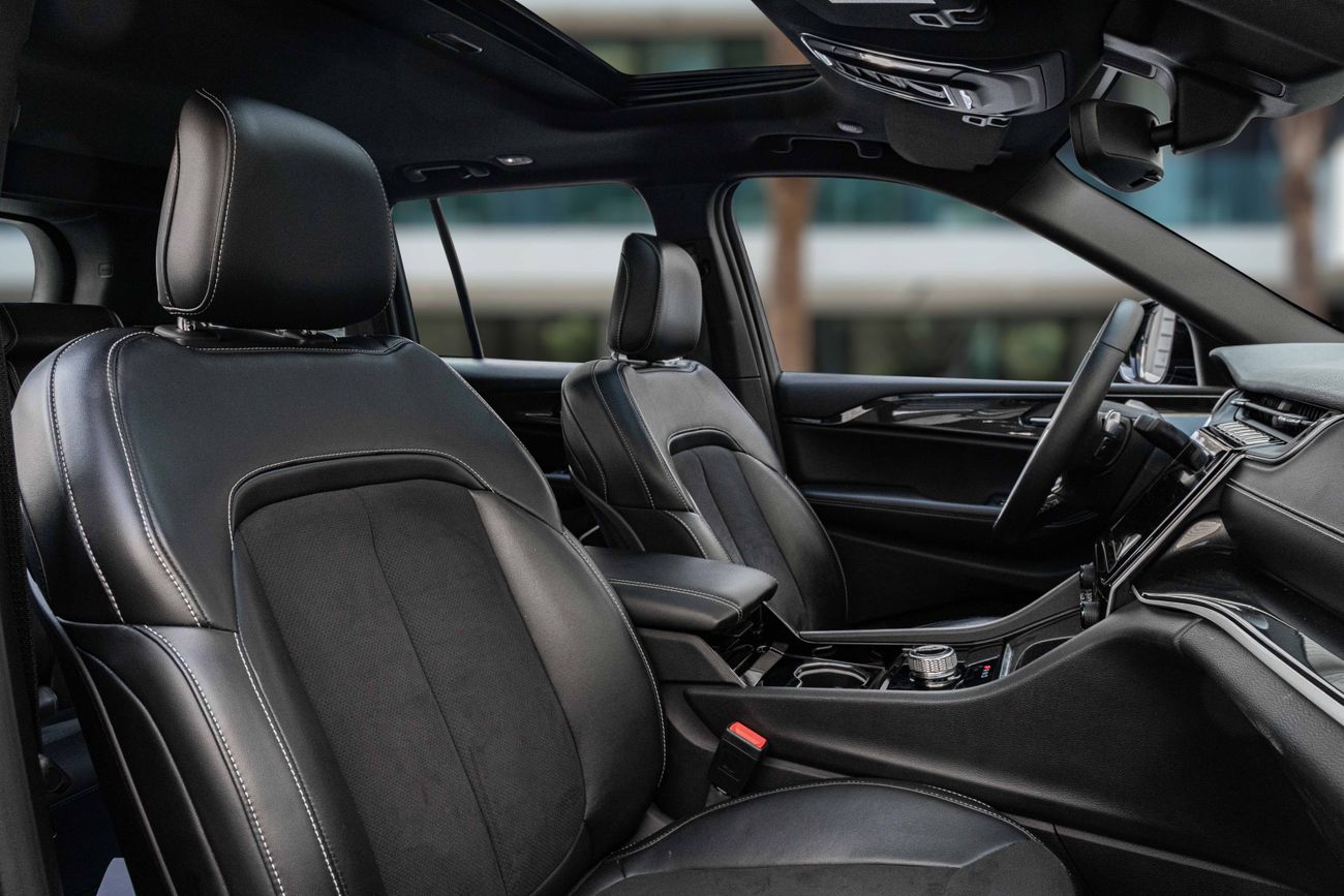 جيب جراند شيروكي Grand Cherokee Altitude | 2,253 P.M | 0% Downpayment | LOW KMS!