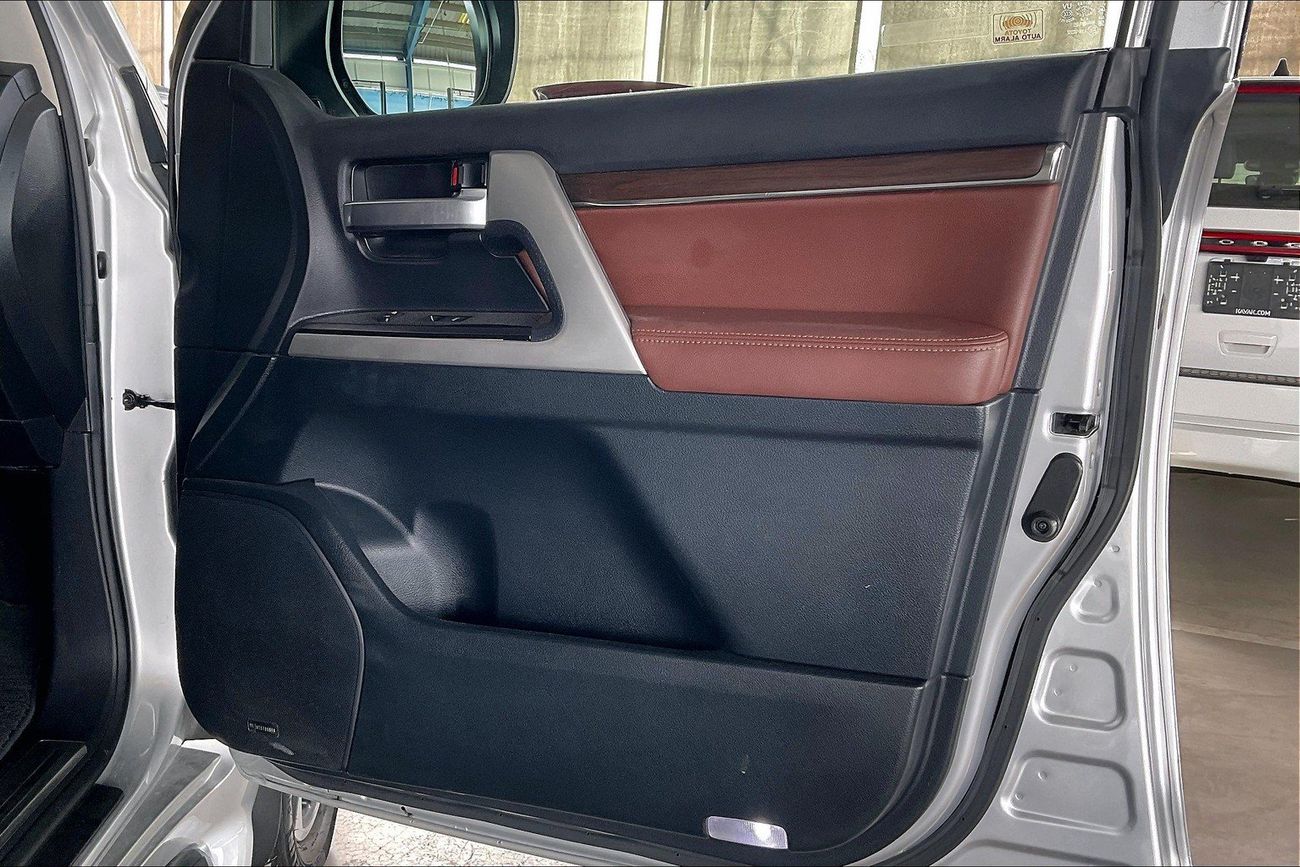 تويوتا لاند كروزر VXR | National Day Celebration | شامل الضمان | 0 ﺪﻔﻋﺓ ﺃﻮﻟﻯ