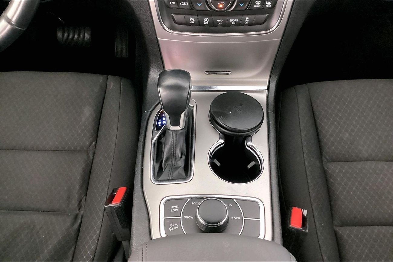 جيب جراند شيروكي Laredo | National Day Celebration | شامل الضمان | 0 ﺪﻔﻋﺓ ﺃﻮﻟﻯ