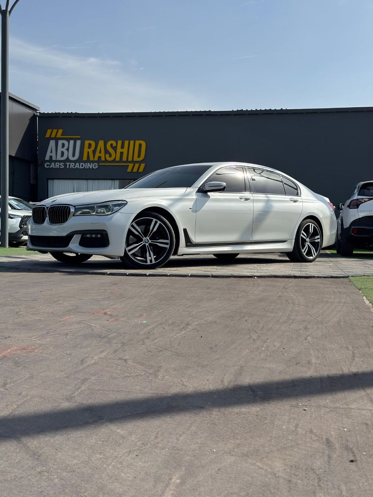 بي أم دبليو 750Li Luxury 4.4L (443 HP)