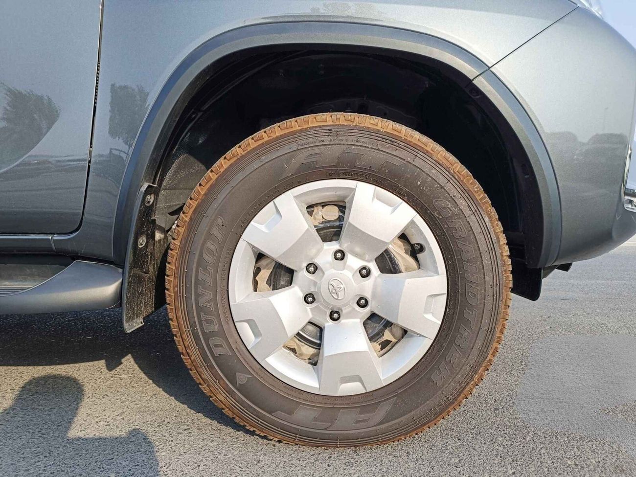 Toyota Fortuner DIESEL ,2.4L V4 / SC 8 AUDIO DISPLAY / MANUAL A.C / "17" STEEL WHEELS / 4X4 (CODE # FD24B)