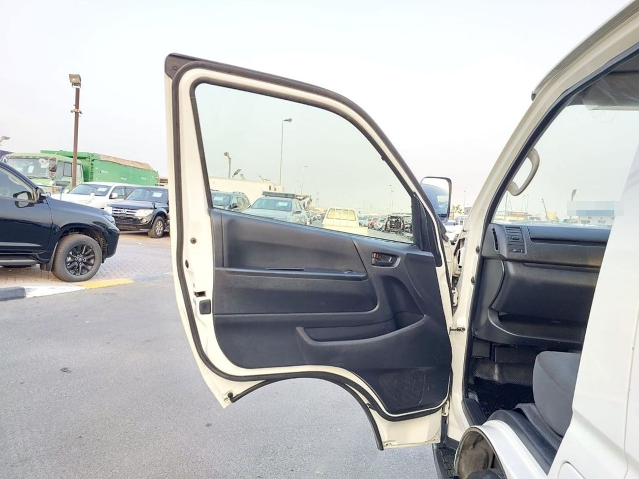 Toyota Hiace TOYOTA HIACE VAN RHD 2015 MODEL 3.0 L DIESEL AUTOMATIC(PM16901)