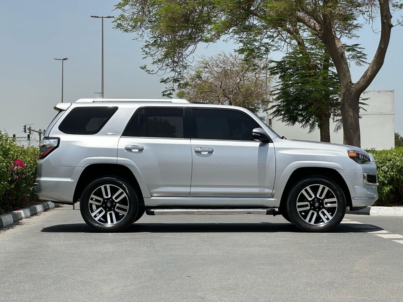 تويوتا Runner4 TOYOTA 4RUNNER LIMITED | FULL OPTION | 7 SEATS & 4X4 | UAE PASS