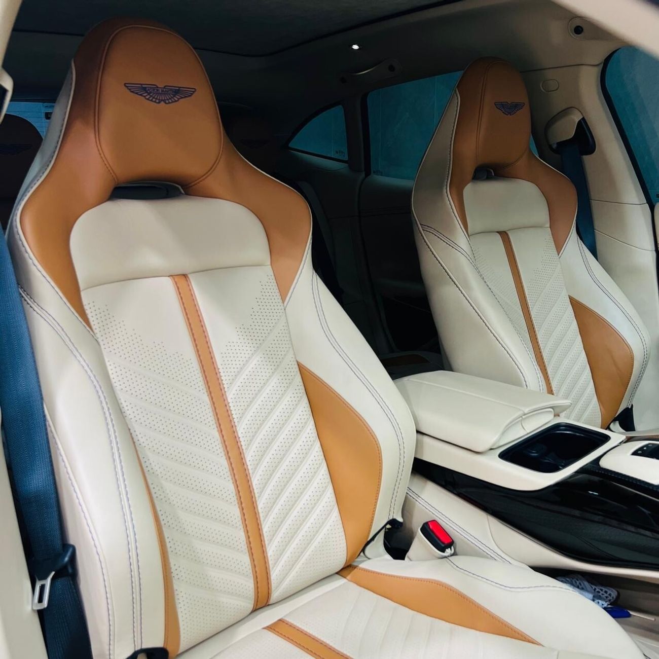 أستون مارتن DBX DBX707