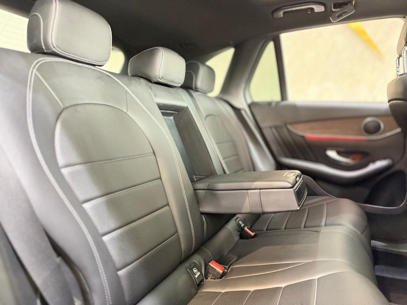 مرسيدس بنز GLC 300 4MATIC 2.0L