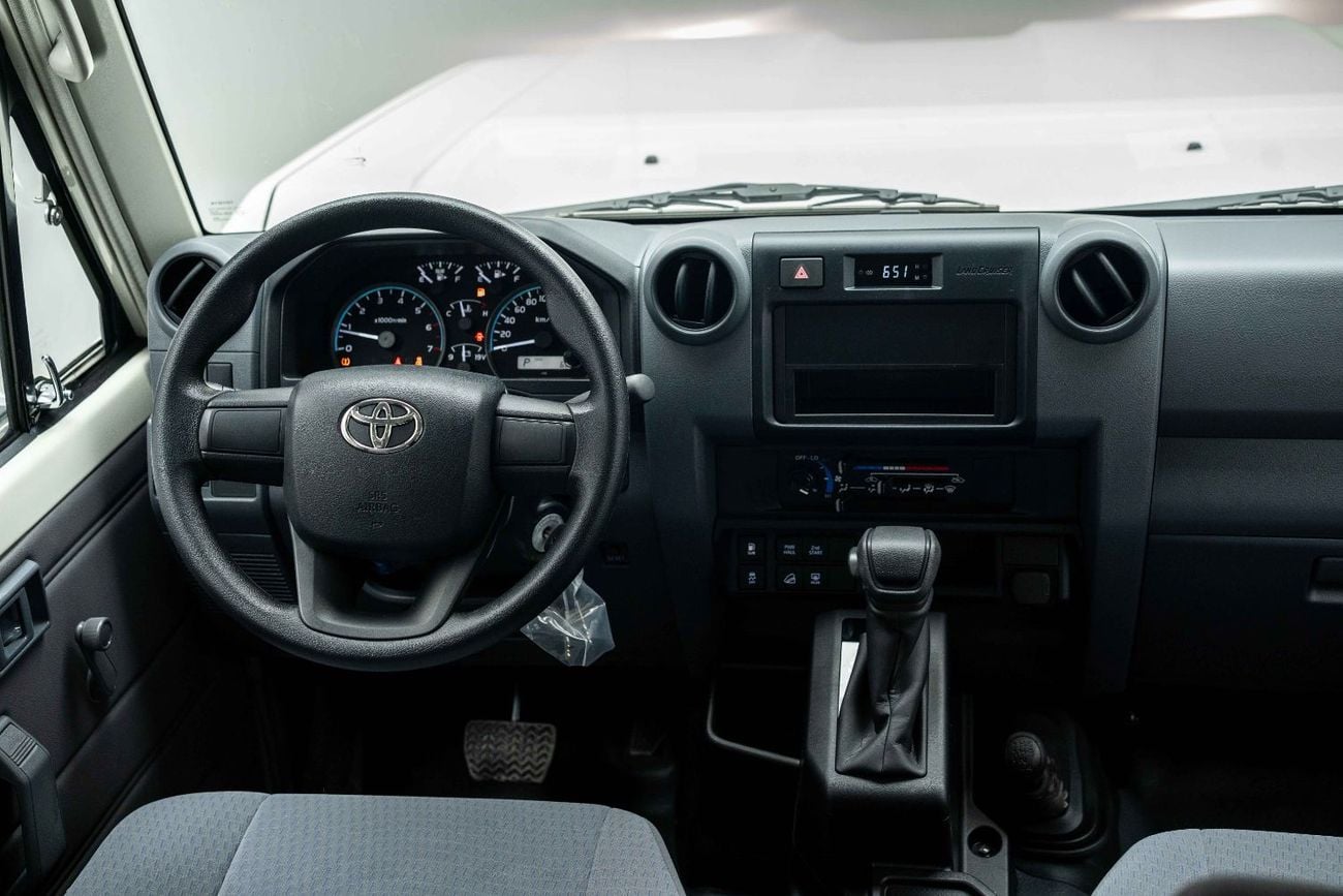تويوتا لاند كروزر 70 LC 78 HARDTOP 4.0L AT - White Inside Bluish Grey | Export Only