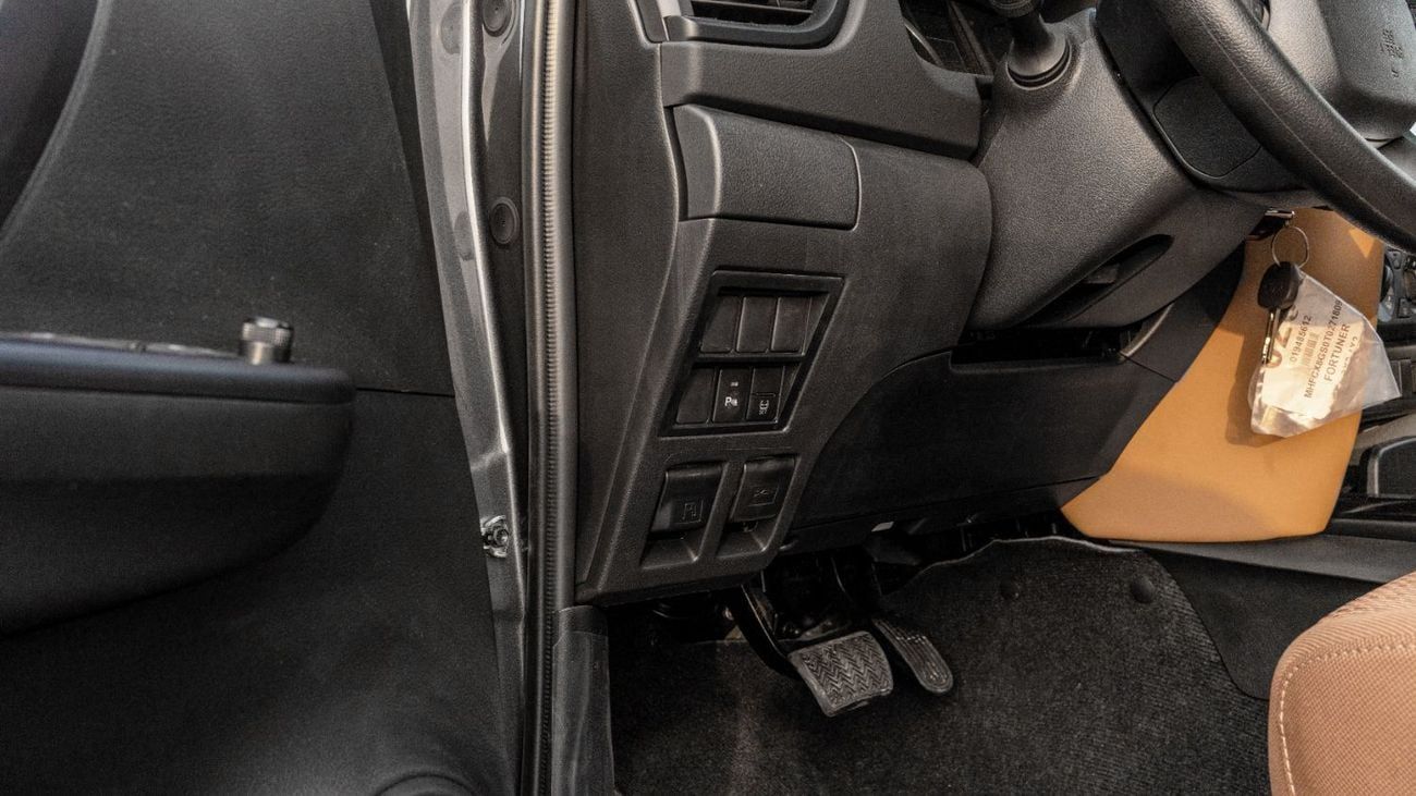تويوتا فورتونر EXR 2026 Totota Fortuner GX 2.7L AT Petrol (Gray-Tan) RWD