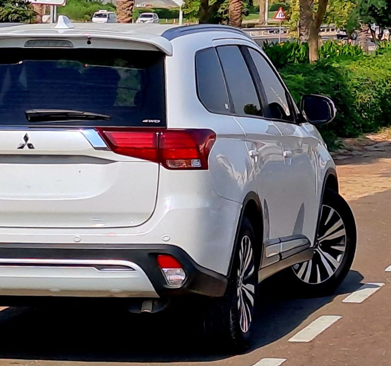 ميتسوبيشي آوتلاندر GLX High 2.4L 960-Monthly l GCC l Cruise, Camera, 4x4 l Accident Free