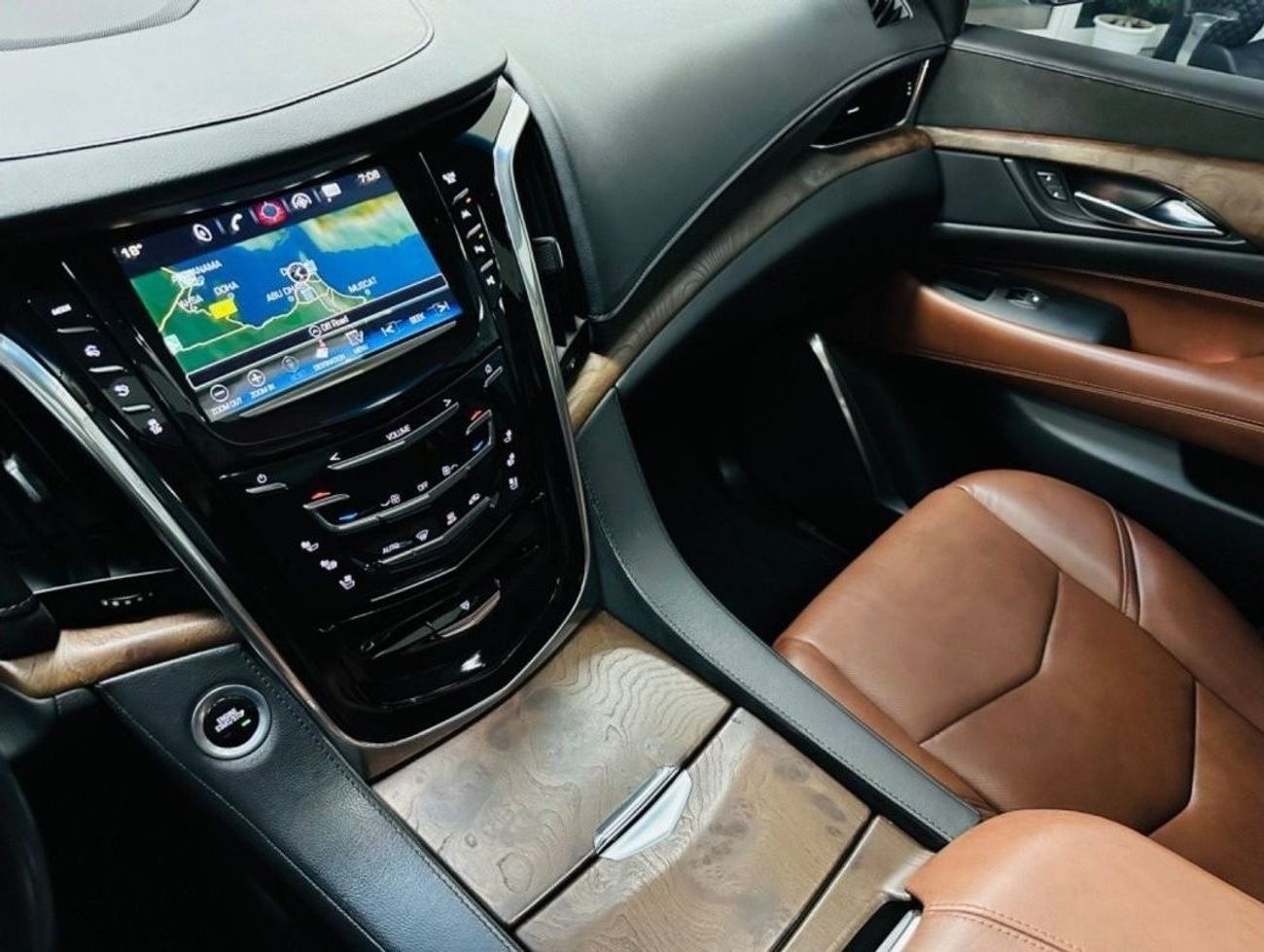 Cadillac Escalade Premium Luxury GCC .. Original Paint .. FSH .. Perfect Condition .. 6,2L