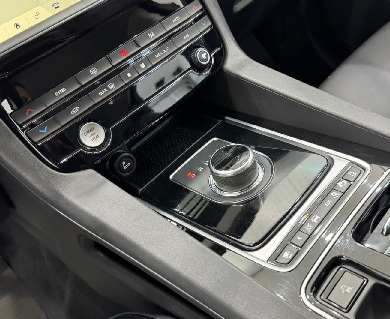 جاكوار F بيس 2019 Jaguar F-PACE 25t, 1 Year Warranty, Full Service History, GCC