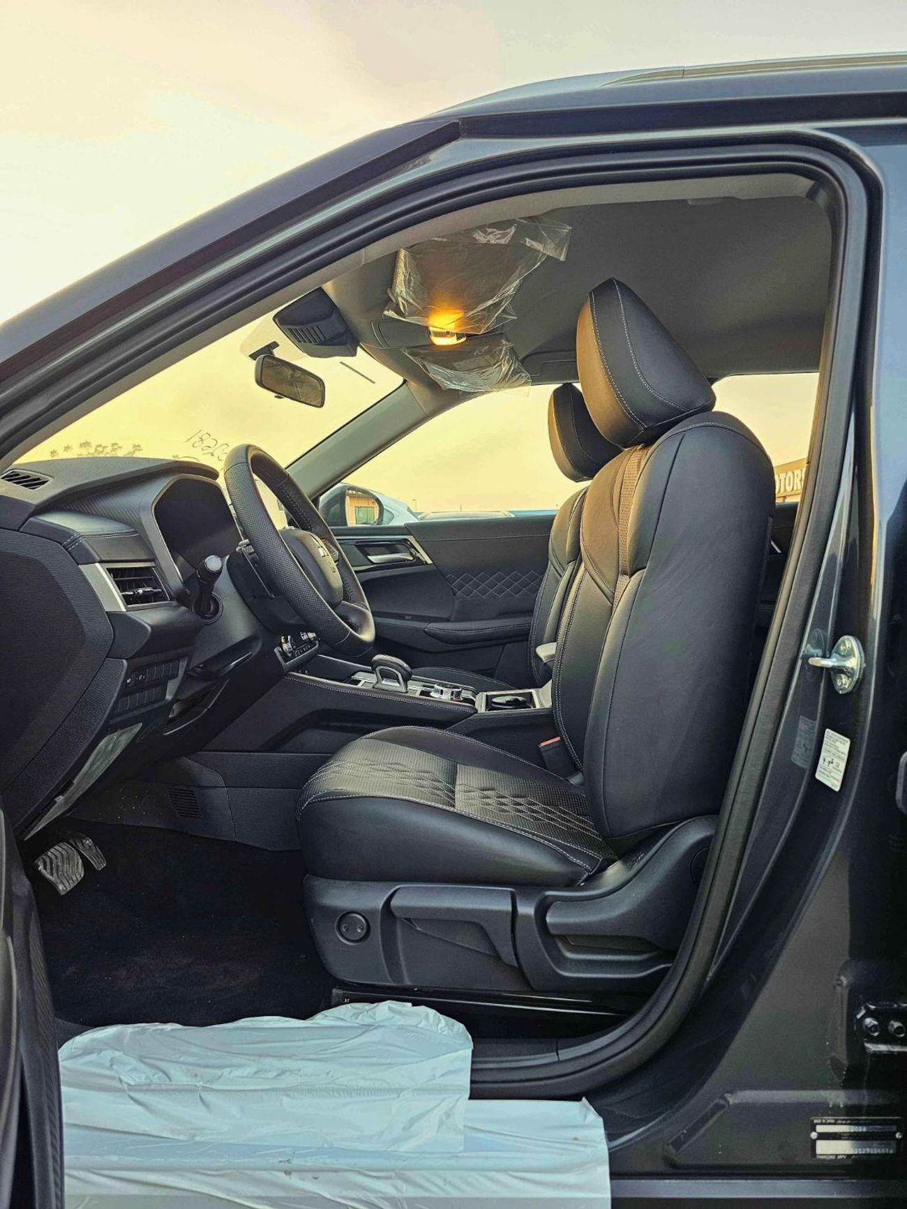 Mitsubishi Outlander 2.5L PETROL / LIMOUSINE LEATHER / FR&RR PARKING SENSOR / DVD+CAMERA  (CODE # F03)