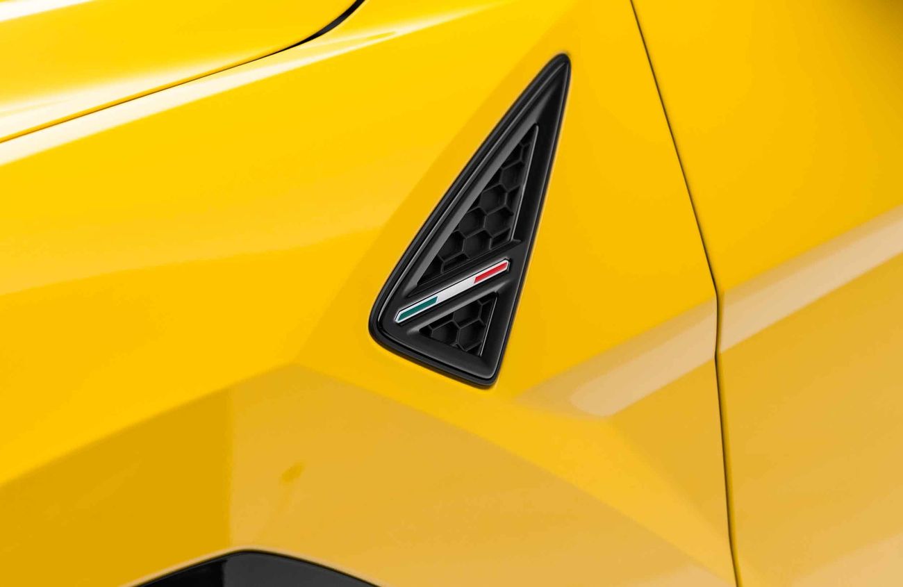 لامبورغيني اوروس 4.0L V-8 Twin-Turbocharged Engine + eMotor