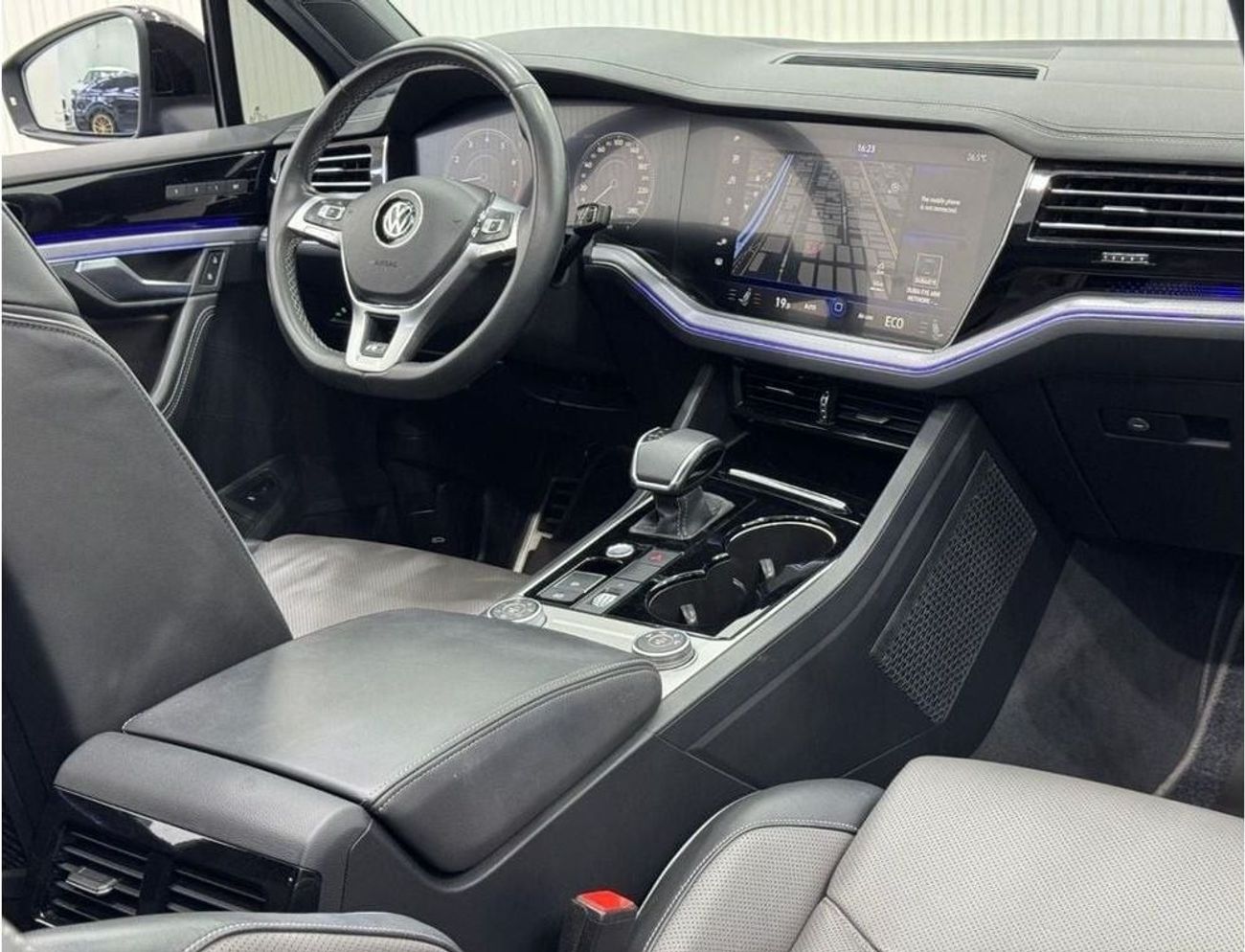 فولكس واجن طوارق R-Line 3.0L AWD 2020 Volkswagen Touareg R-Line Black Edition, 1 Year Warranty, Full Agency Service H