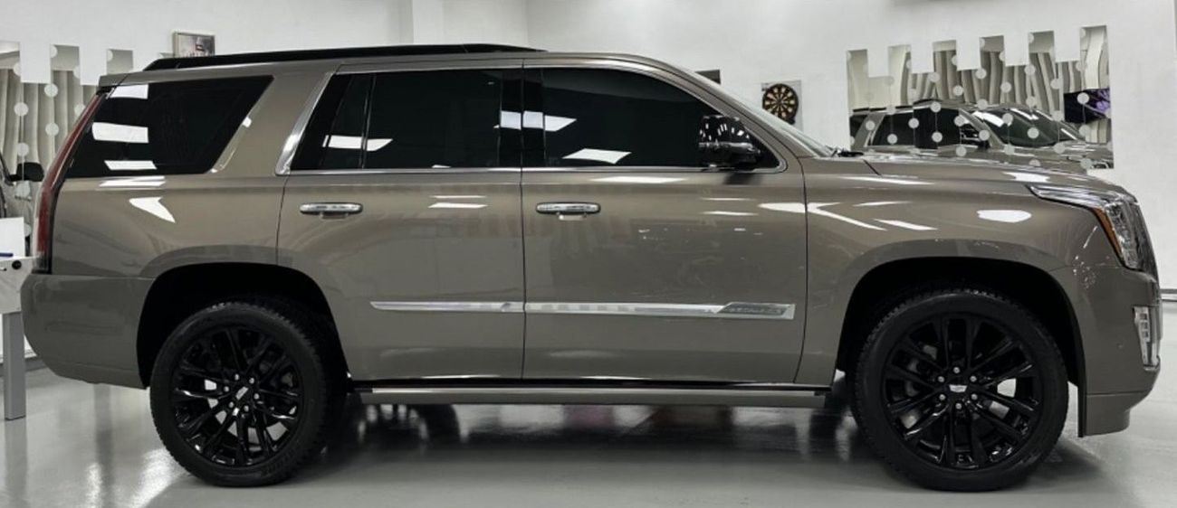 Cadillac Escalade Premium Luxury GCC .. Original Paint .. FSH .. Perfect Condition .. 6,2L