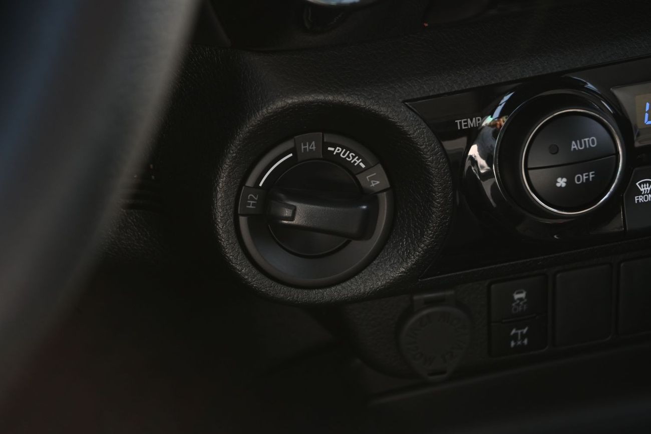 Toyota Hilux Adventure 4.0L Toyota Hilux Adventure SR5 4.0L V6, Petrol, 4WD, Pickup