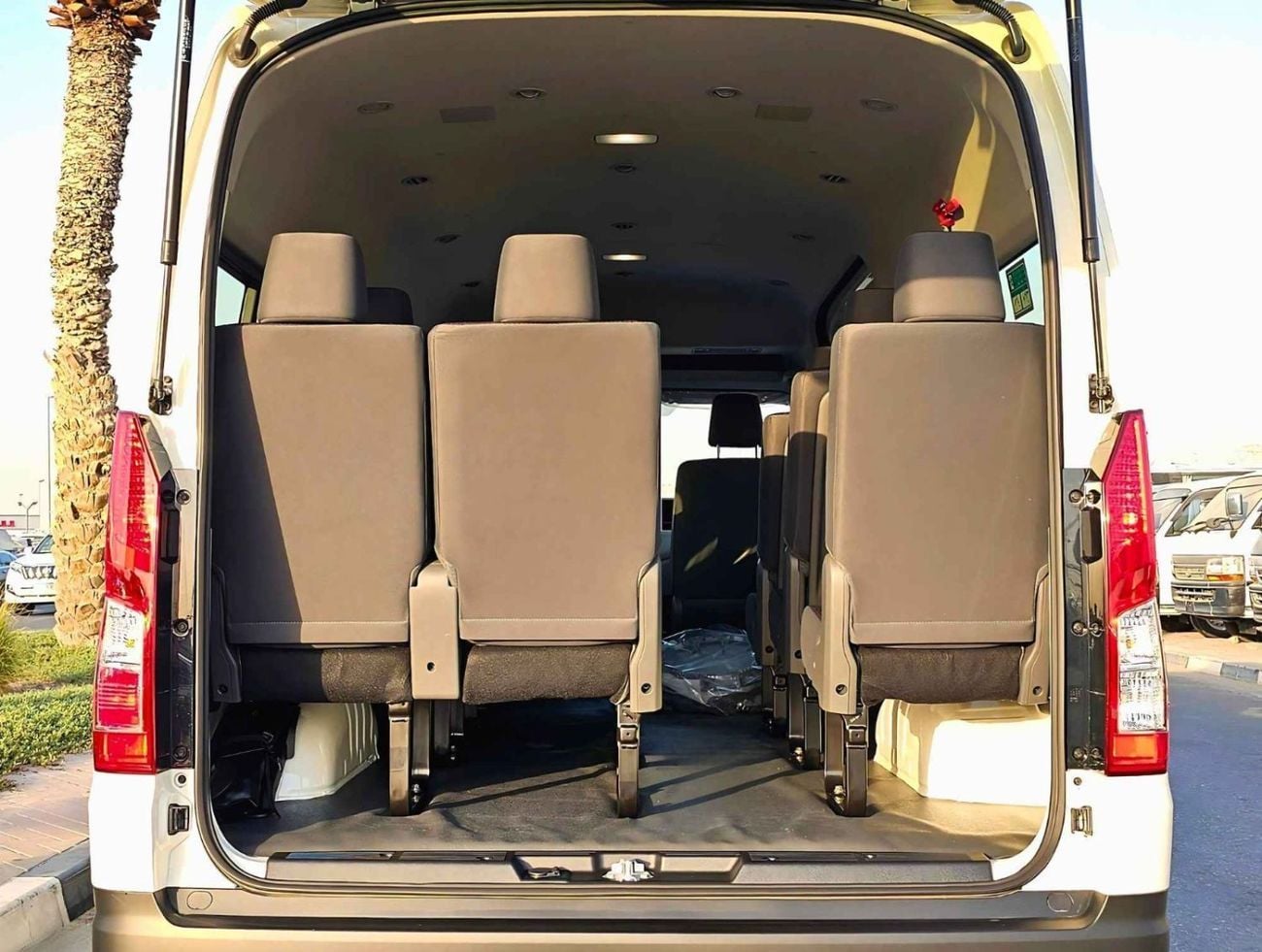 Toyota Hiace GL TOYOTA HIACE HIGHROOF DX  M/T / 2.8L V4 DIESEL BLACK BUMPER / DVD CAMERA  (CODE # HRDMDA )