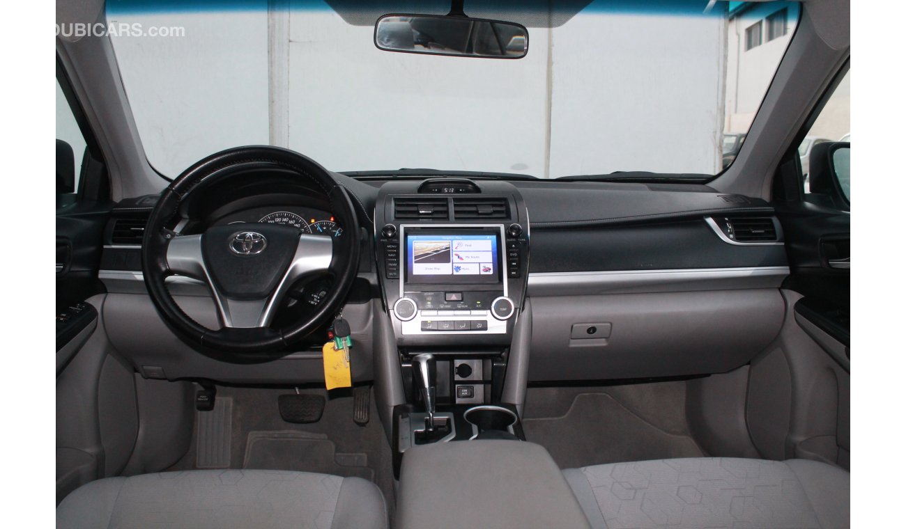 Toyota Camry 2.5L SE 2015  WITH REAR CAMERA SENSOR NAVIGATION