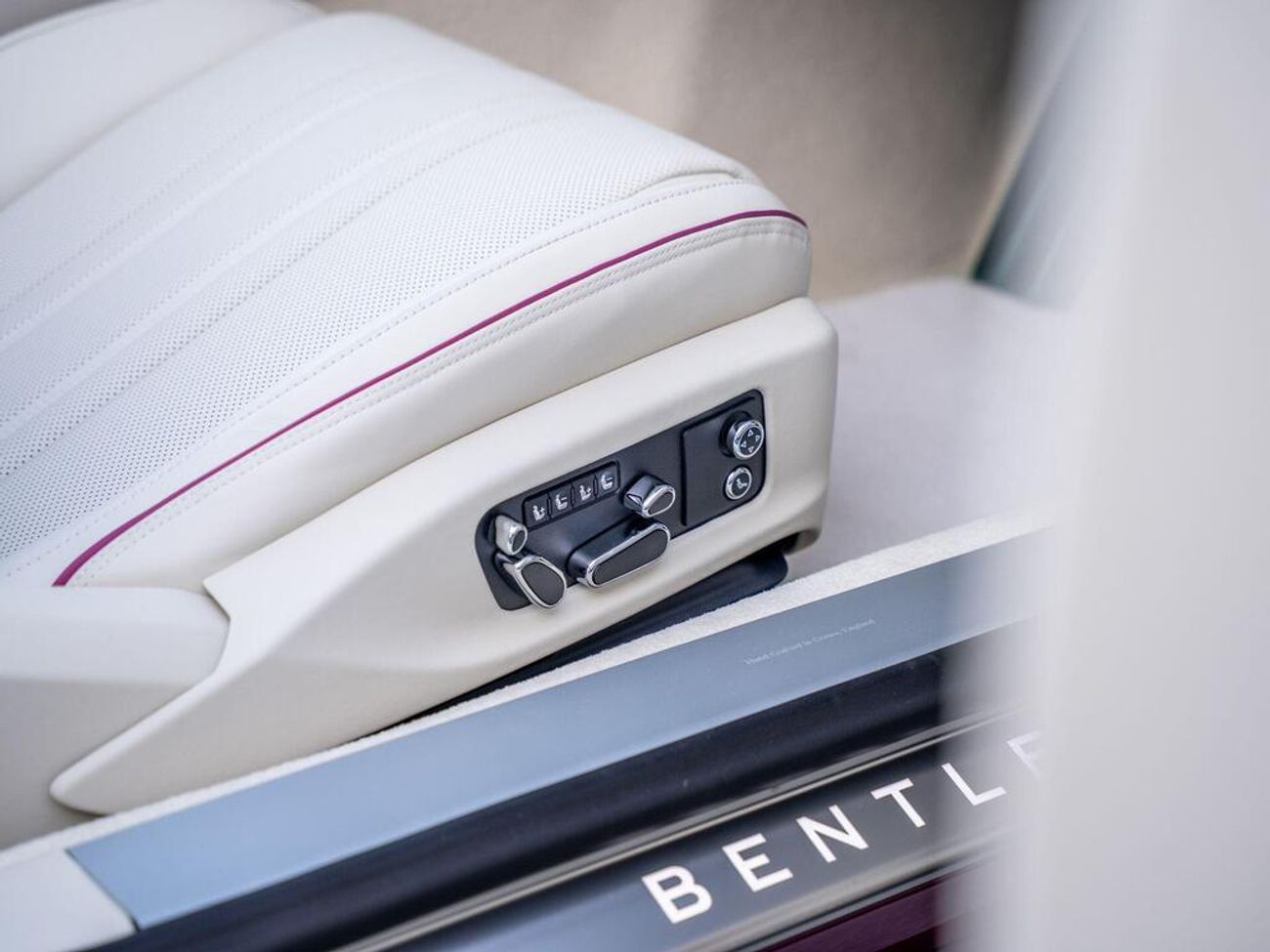 بنتلي كونتيننتال 4.0 V8 High-Performance 25.9kWh GTC Auto 4WD Euro 6 (s/s) 2dr (EXPORT ONLY)