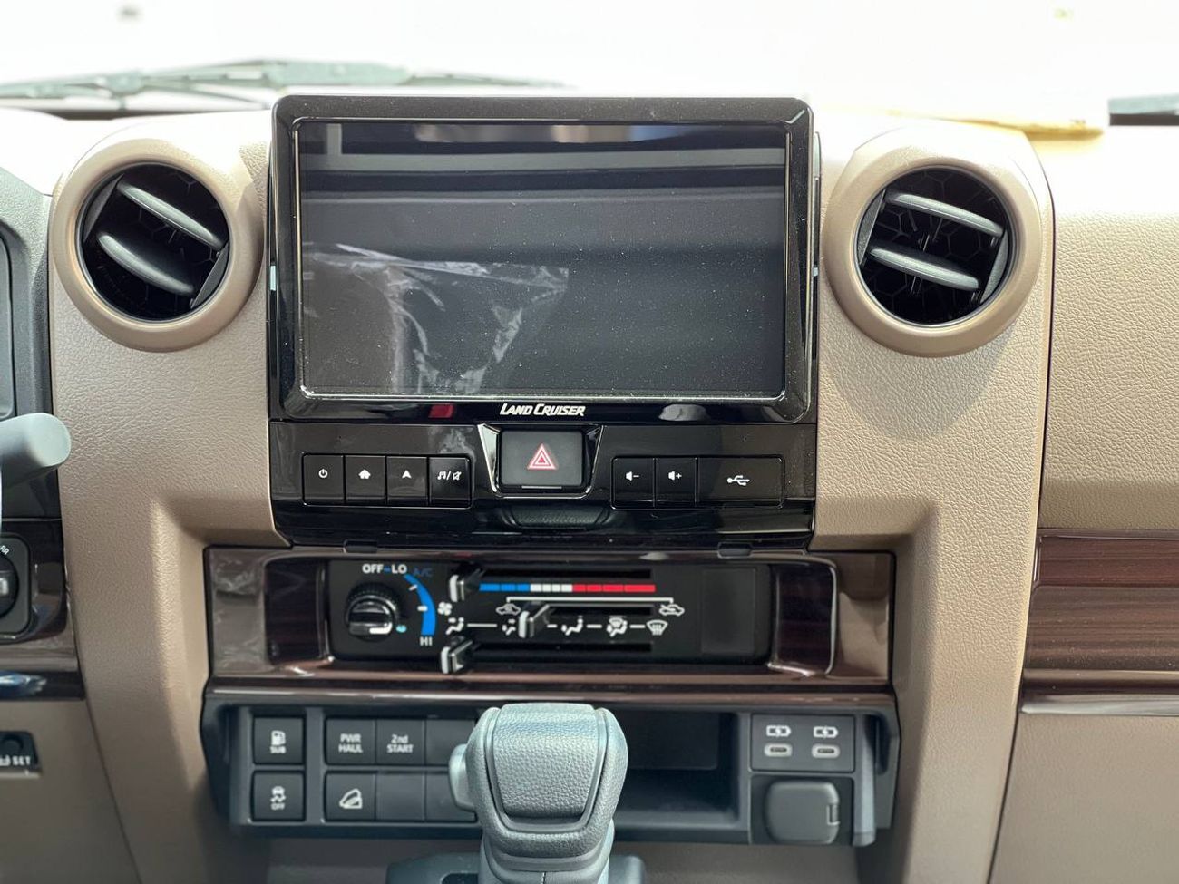 Toyota Land Cruiser Pick Up LC79 S/C 4.0L PTR A/T //2025// MID OPTION WITH WINCH , DIFF LOCK , DVD&BACK CAMERA , CRUISE CONTROL