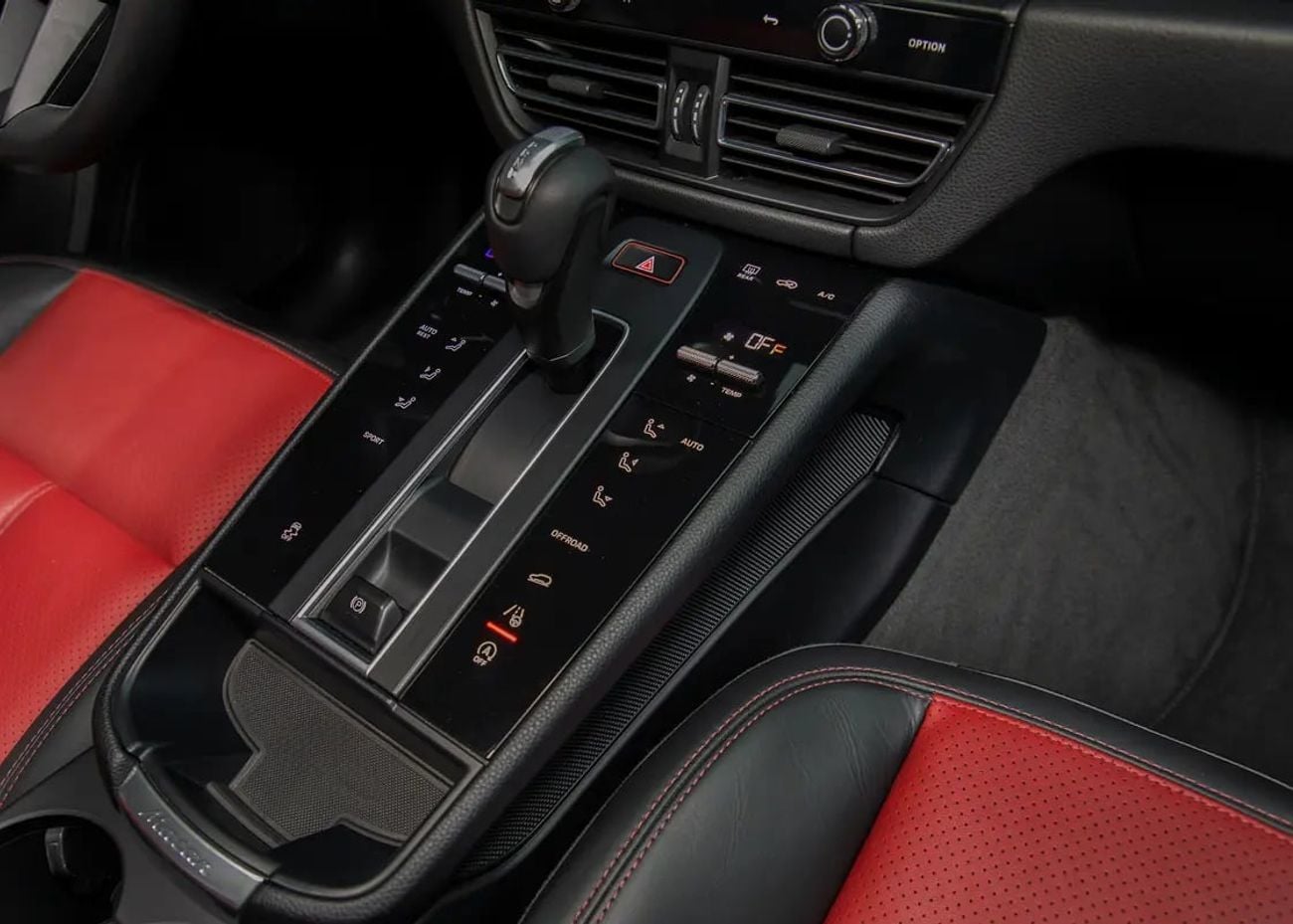 Porsche Macan STANDARD Dealer Service • Sport Chrono • AWD • GCC