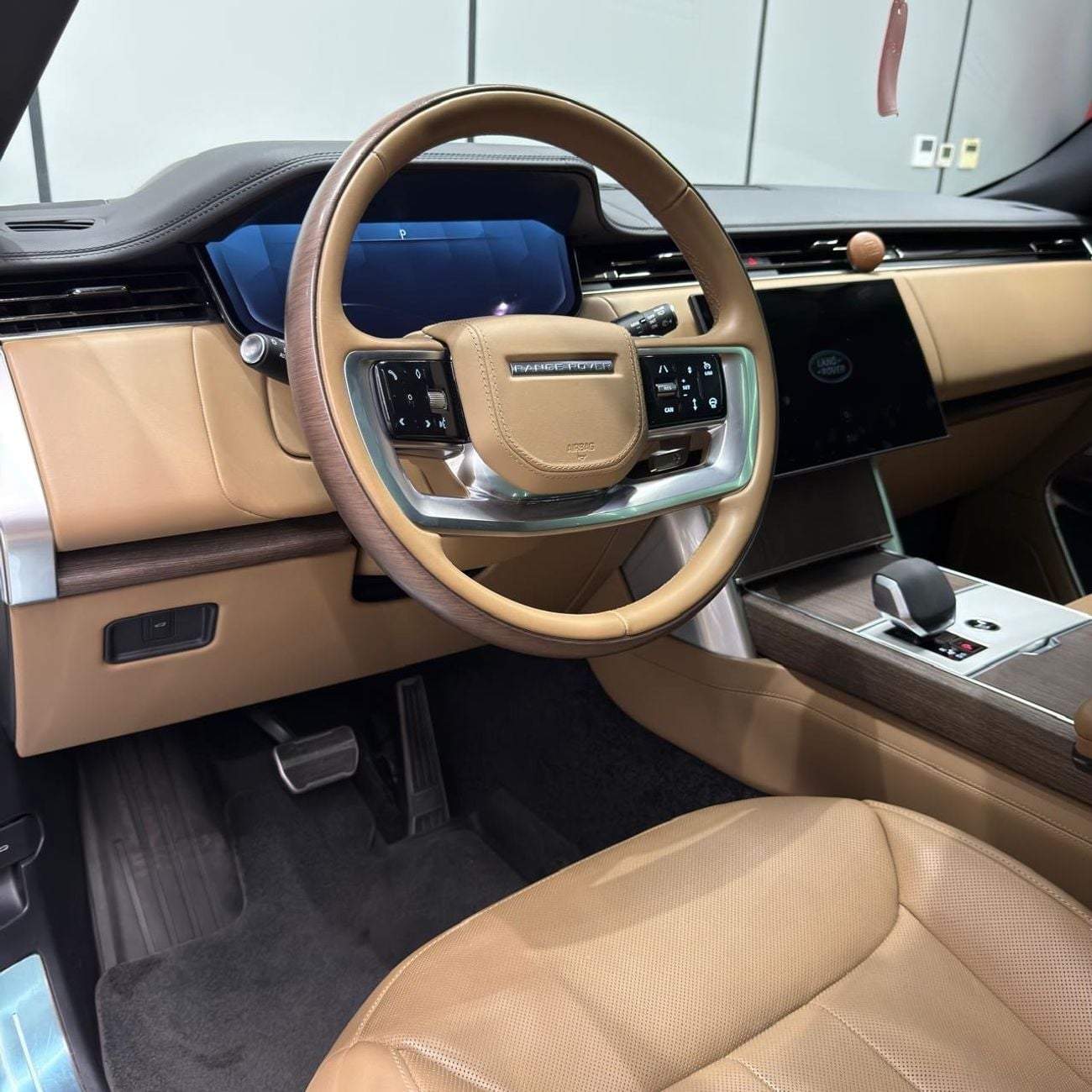 Land Rover Range Rover HSE P400 GCC warranty and service contract until 2030