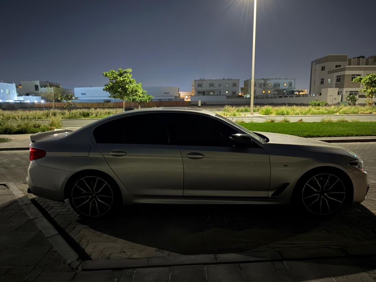 بي أم دبليو M550i Std 4.4L