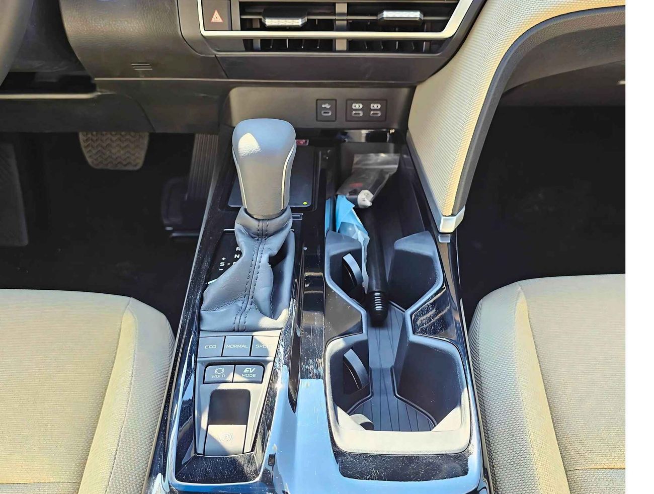 Toyota Camry LE /  2.5L V4 HYBRID / DRIVER PWR SEAT / PANORAMIC ROOF (CODE # LE)