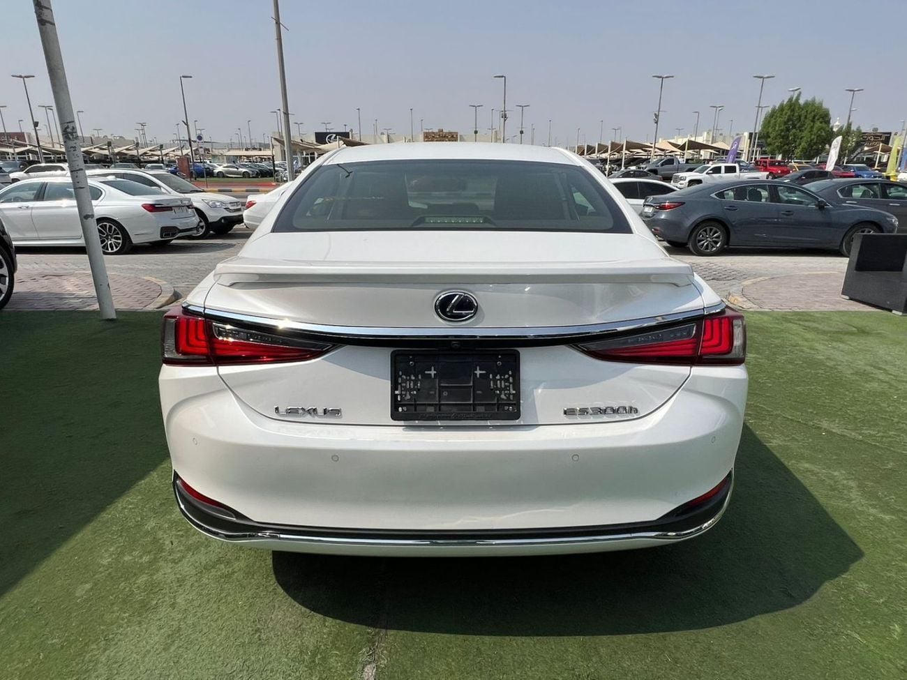 Lexus ES300h PLATINUM LEXUS ES300h 2019 Hybrid 2.5L (214 HP)