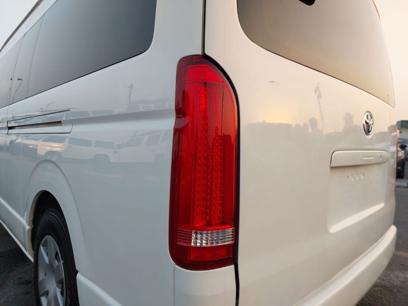 Toyota Hiace TOYOTA HIACE COMMUTER VAN RHD 2015 MODEL 3.0 L DIESEL AUTOMATIC(PM26406)