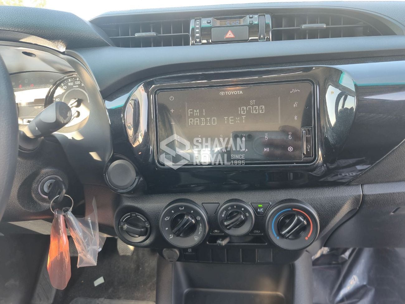 تويوتا هيلوكس DLX 2.4L DIESEL DLX-STANDARD 4WD MT DC 6-SEATS 2026MY