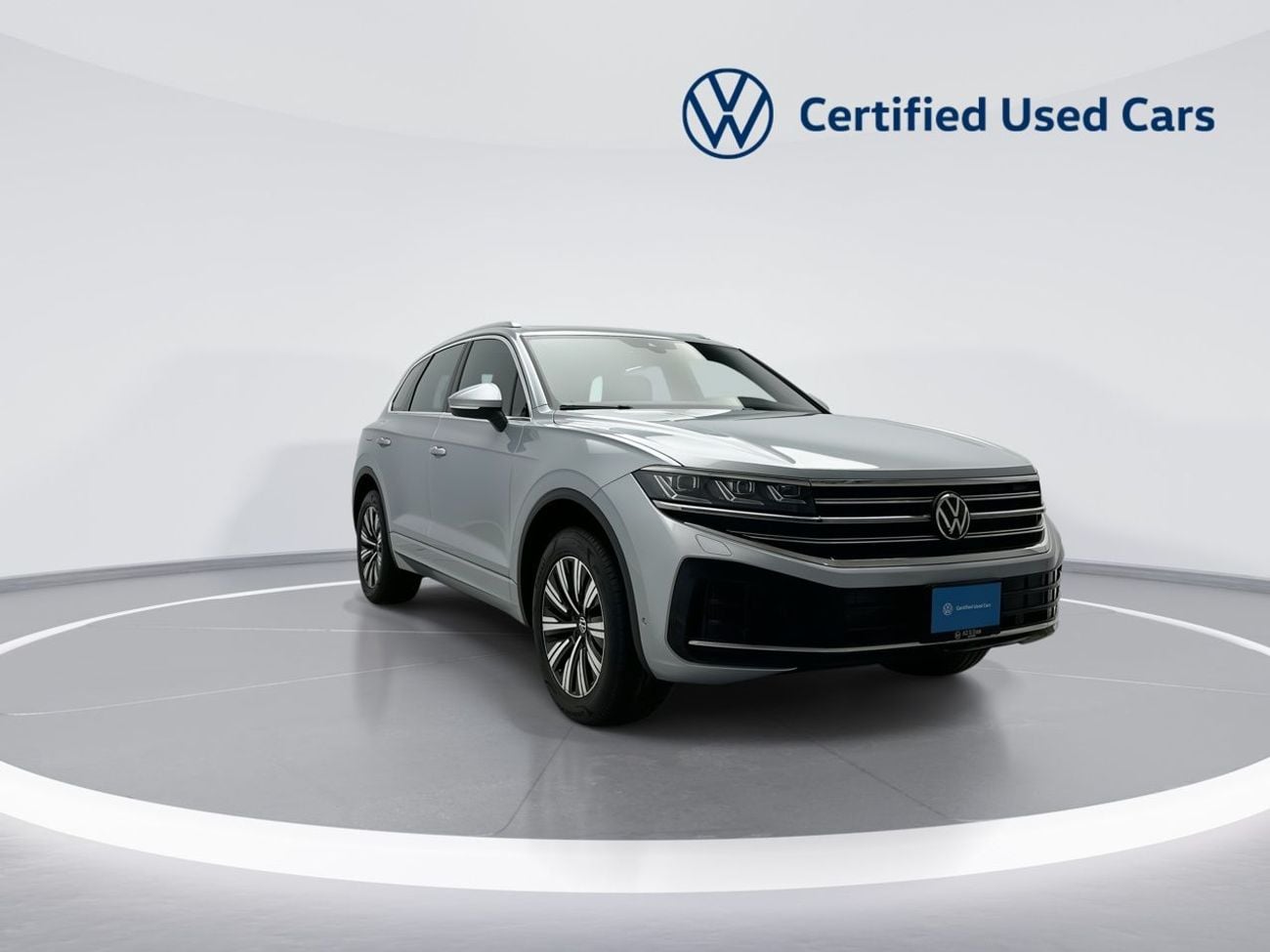 فولكس واجن طوارق | 42,100 AED SAVINGS from New Car | ONLY 3,796 KM | As-New Flagship Luxury | Warranty and Free Servi