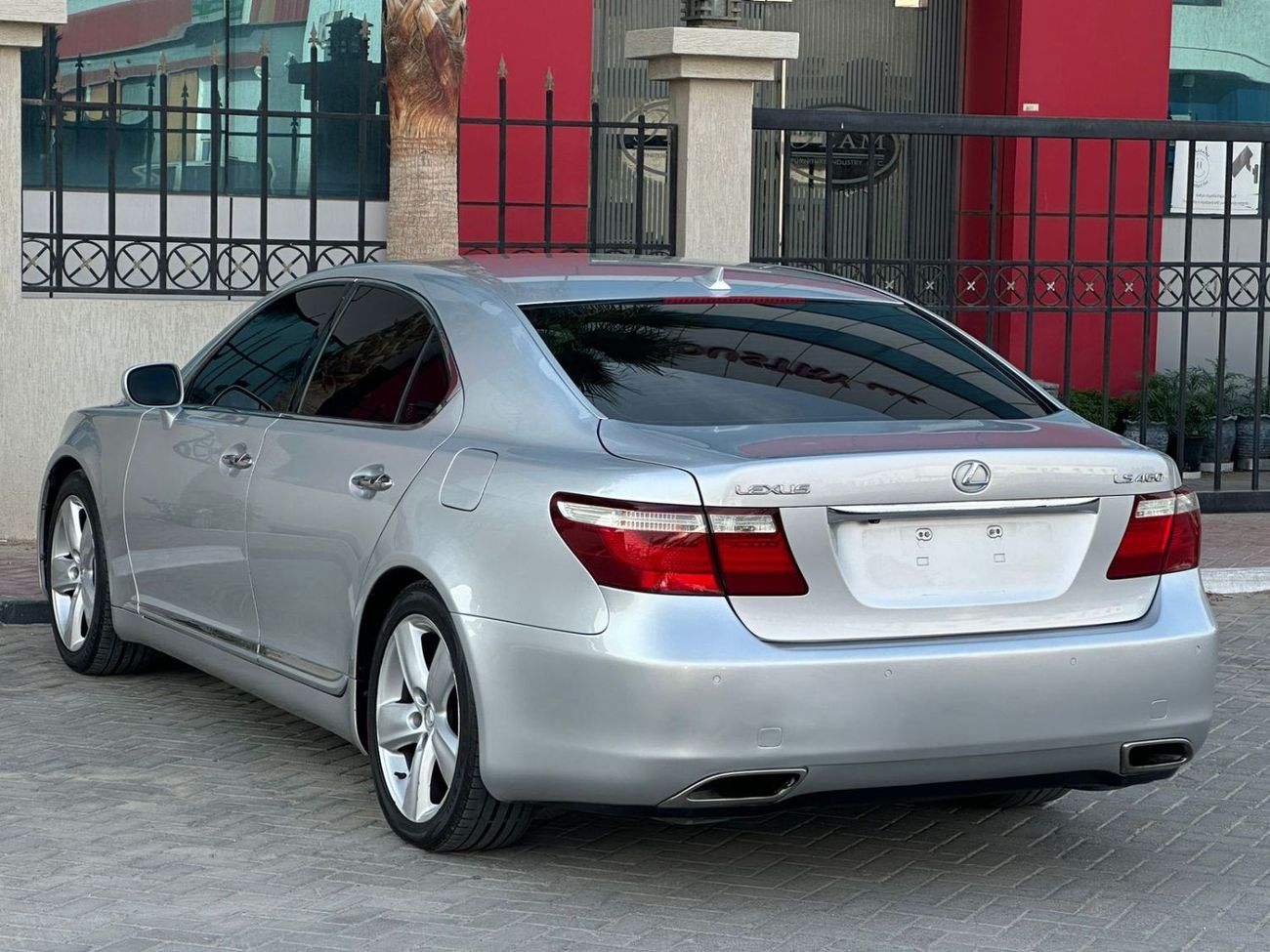 Lexus LS460 Lexus LS460 Model: 2007 Mileage: 220,000 Km  Price: 22,000 dirhams Come to America Full option No. 1