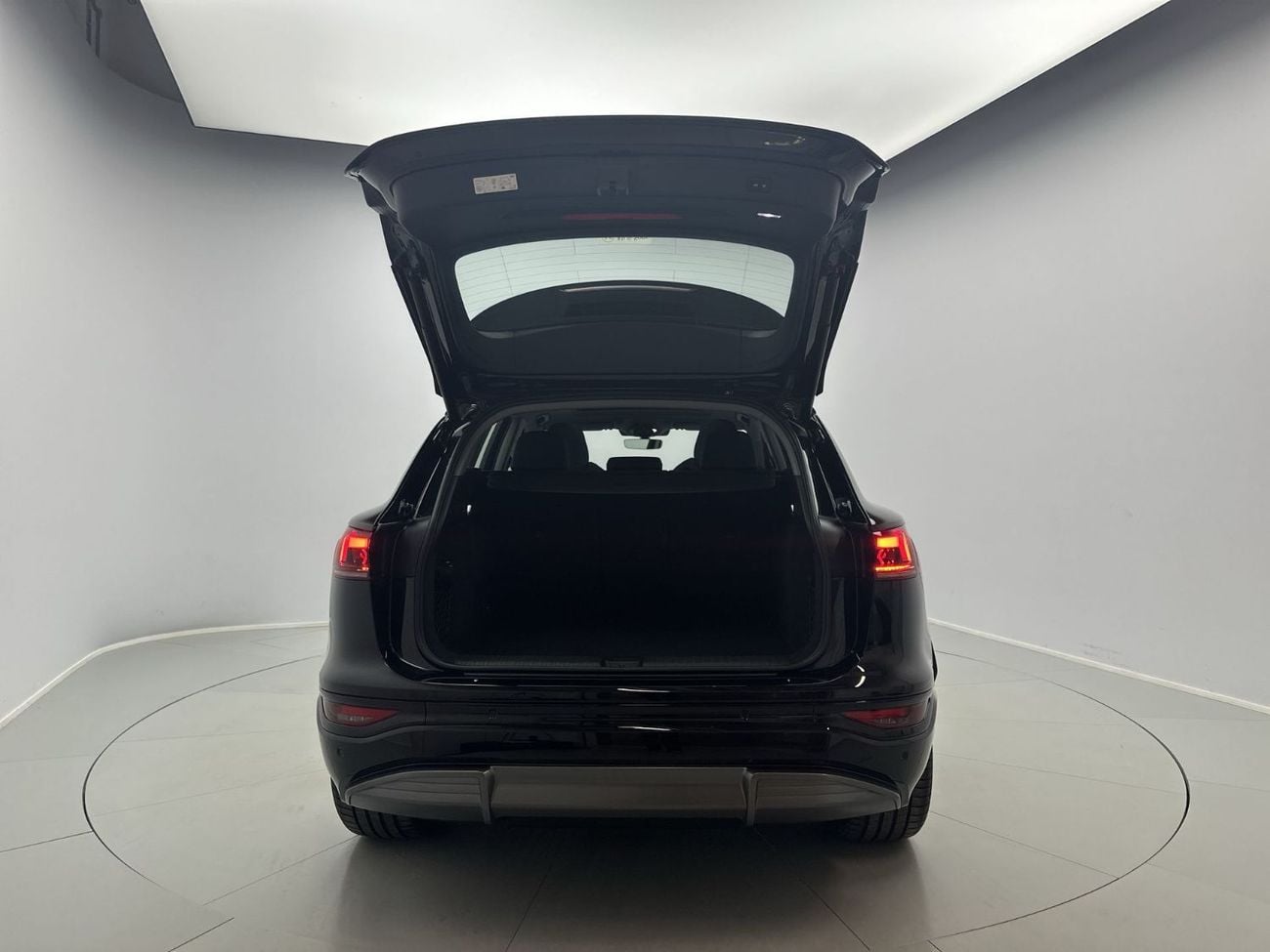 أودي Q6 إيترون Q6 SUV e-tron quattro 387hp (Ref# 012607)