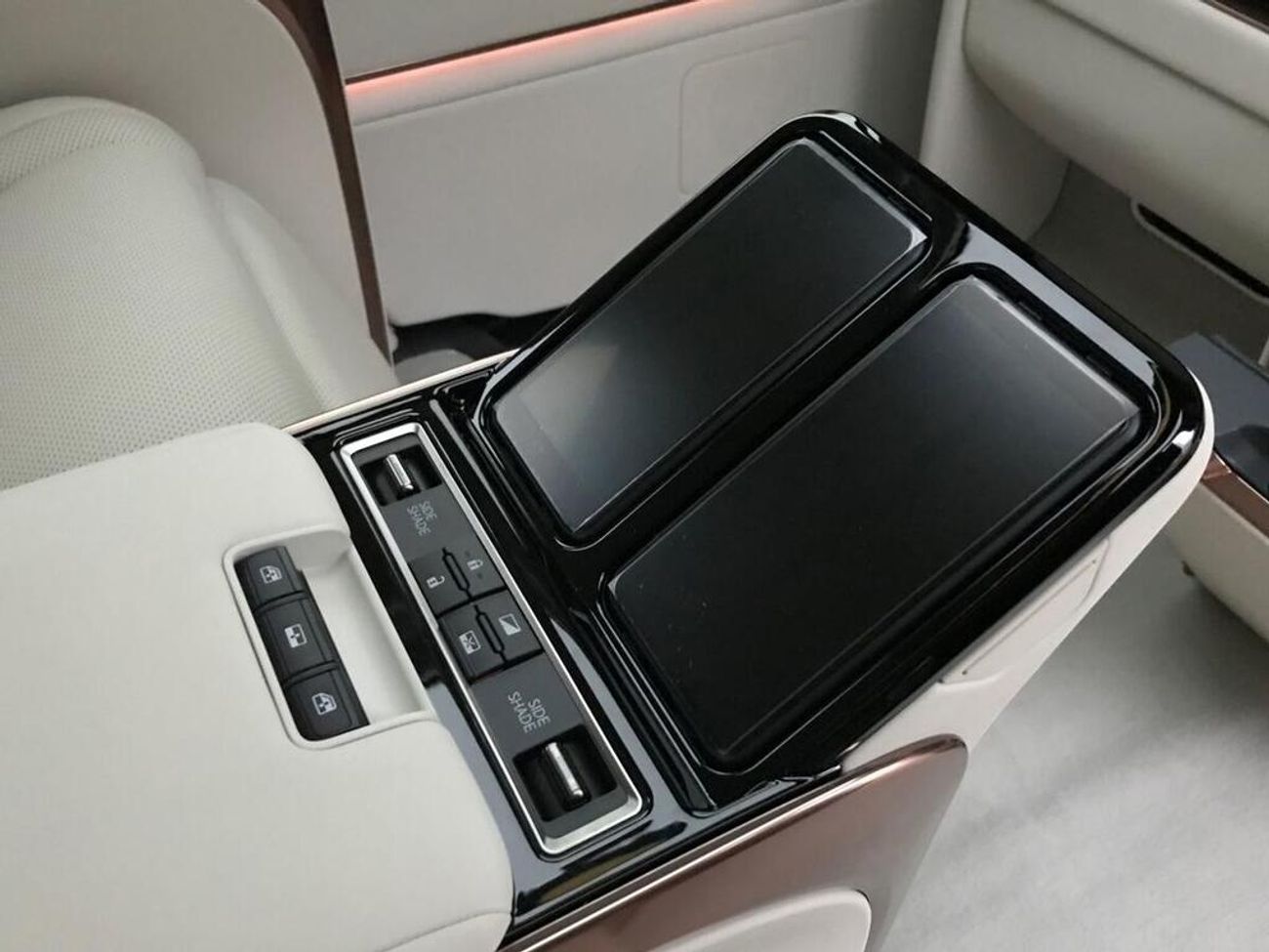 Lexus LM 350h 2.5 350h Takumi E-CVT AWD Euro 6 (s/s) 5dr ( EXPORT ONLY)