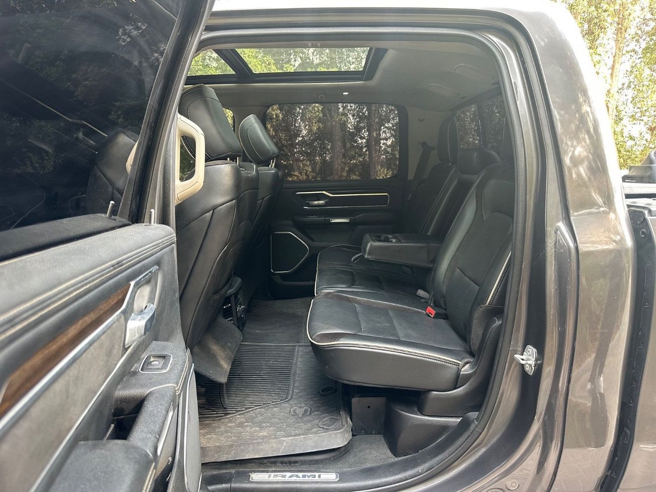 رام 1500 2022 Laramie | 5.7L HEMI V8 | 4x4 | Full Option | American Specs | Low mileage