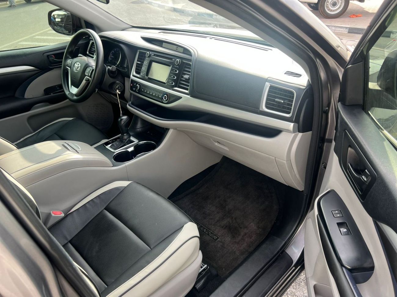 تويوتا هايلاندر 2018 Toyota Highlander LE+ 2.7L V4 - FWD - Petrol - Rare Stock - 7 Seater Rear CAM - 58,200 mileage 