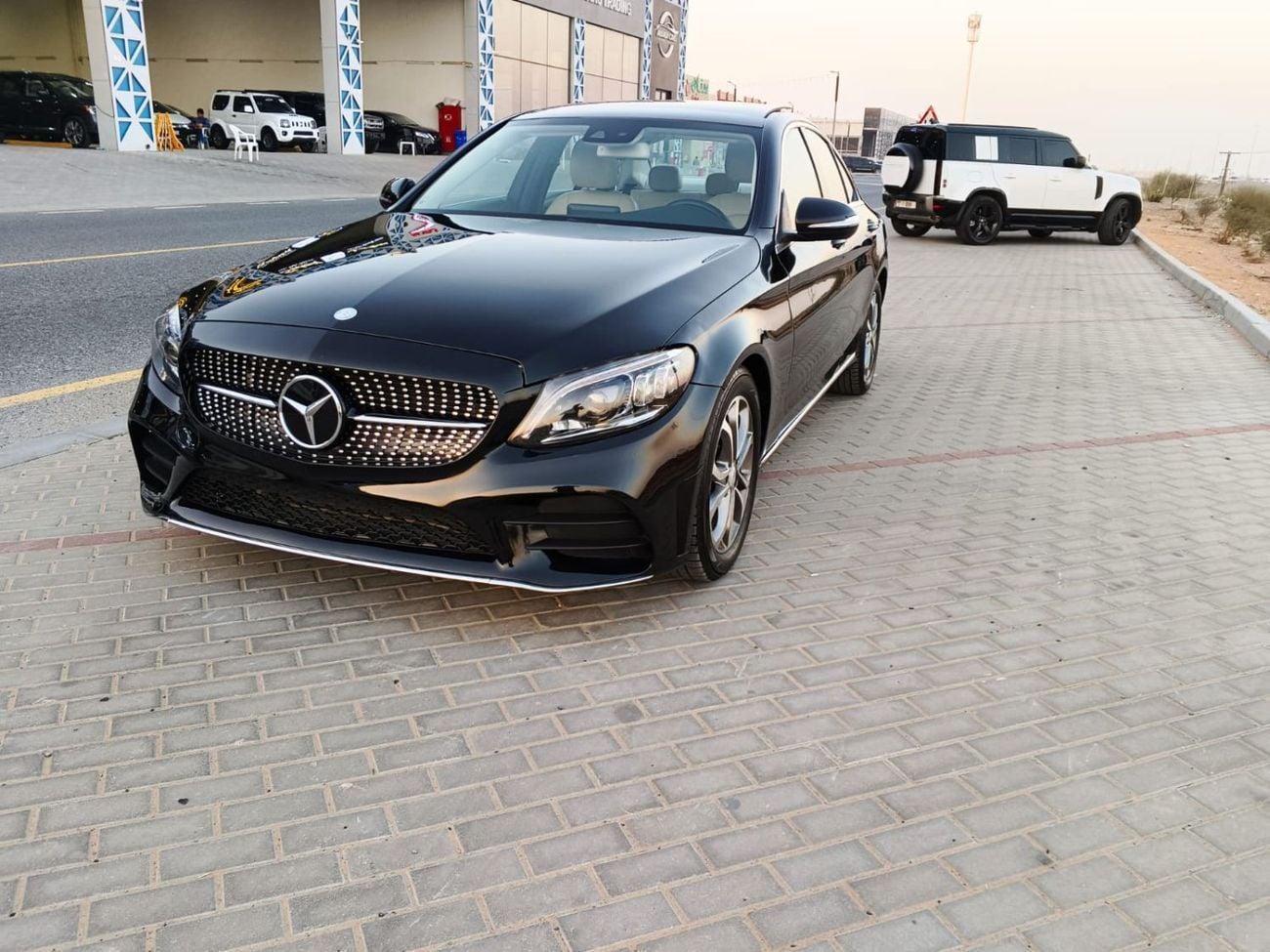 مرسيدس بنز C 300 قمة الأناقة! مرسيدس بنز C 300 موديل 2017 | حالة نظيفة جداً | 170,000 كم – رفاهية بسعر لا يُنافس!