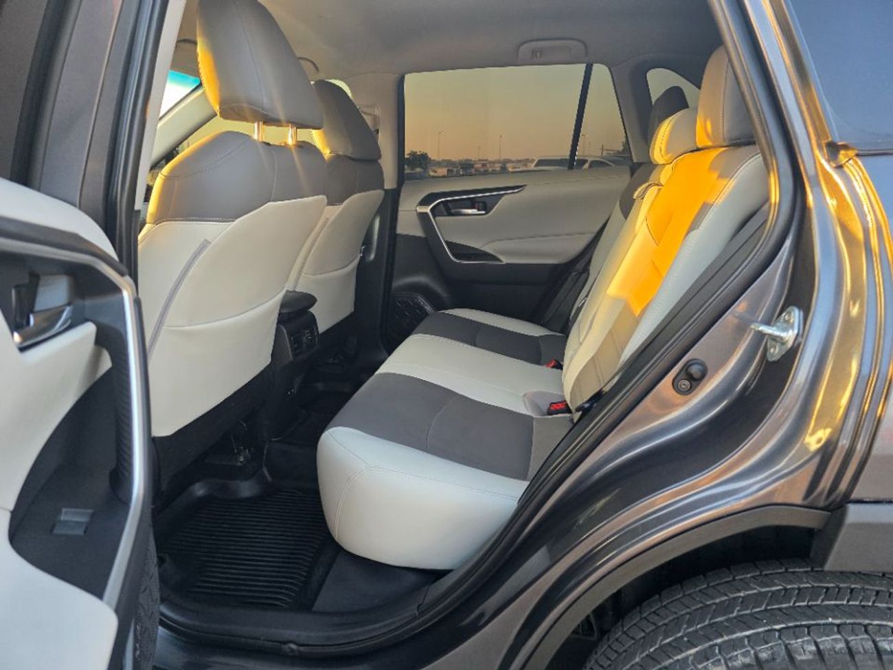 تويوتا راف ٤ 2022 Model Full option 4x4 , Push button and leather seats