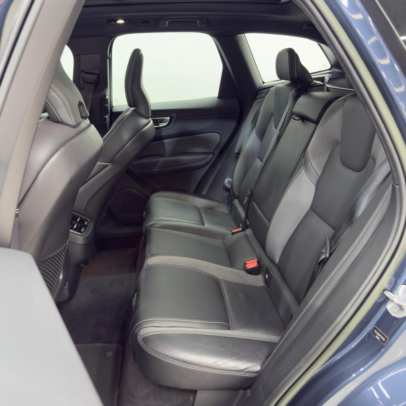 Volvo XC60 B5 2.0T Powertrain AED 2,644 / Monthly l 0% Downpayment l Ultimate Dark l Agency Warranty until 2028